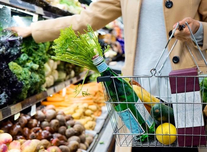 une femme dans une supermarche