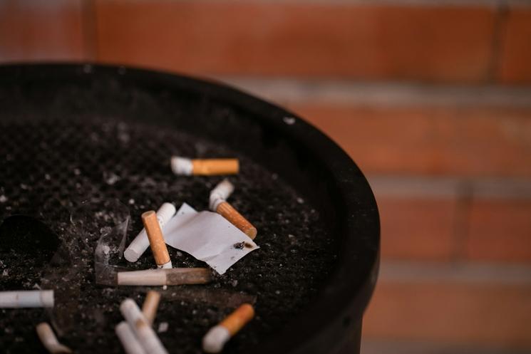 Un cendrier rempli de mégots de cigarettes