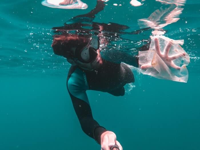 Un nageur avec un masque sous l'eau à Tabarca