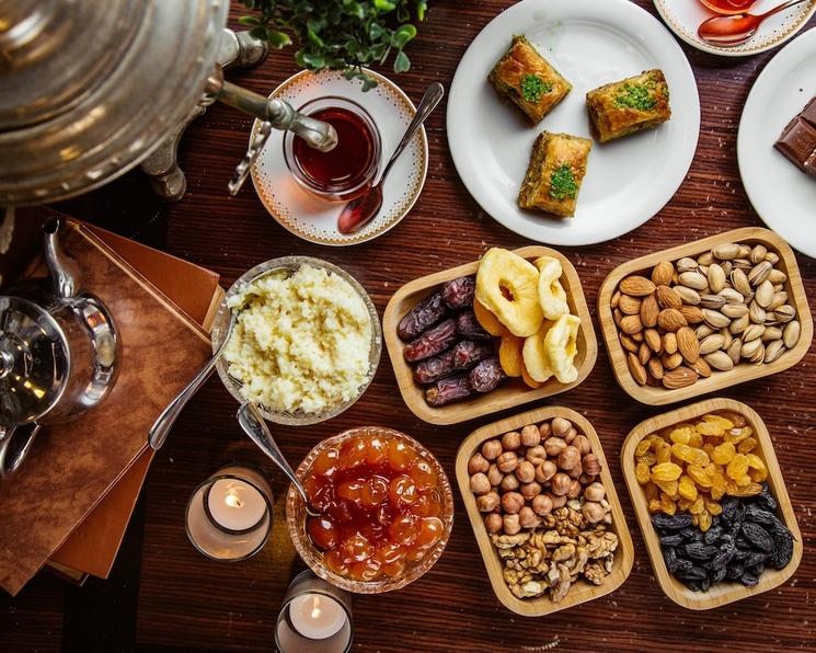 table garni de plats traditionnels orientaux et méditerranéens Ramadan