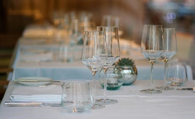 tables avec nappes blanche et verres de vin