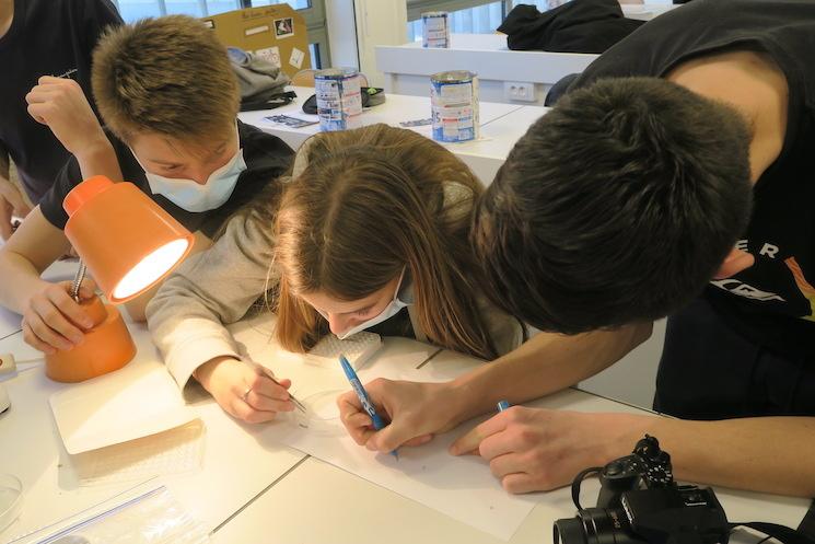 Des élèves de collèges ou de lycées en train de prélever des échantillons de plastique sur les plages ou berges de France pour le programme Plastique à la loupe de Tara Océan