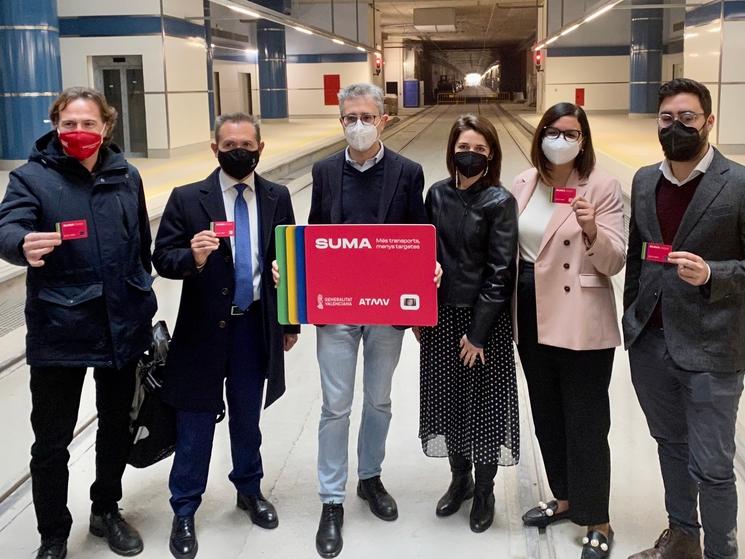 6 personnes avec des masques en train de montrer la tarjeta suma