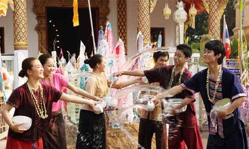 Des jeunes thailandais celebrent Songkran a la maniere traditionnelle