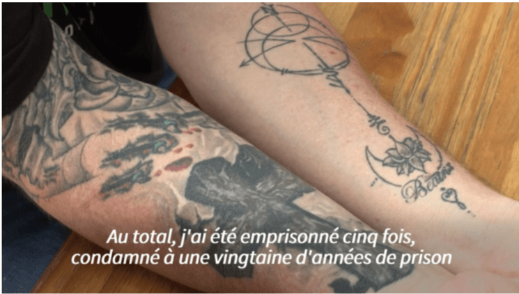 le bras tatoué d'un membre de gang à Singapour