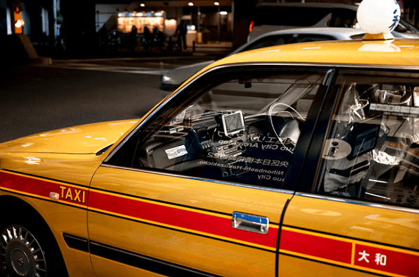 Ne jamais ouvrir tout seul la porte d'un taxi au Japon