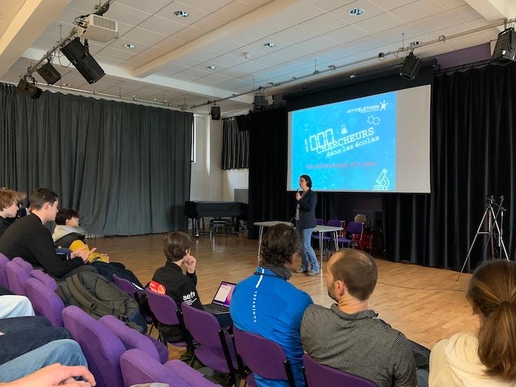 La conférence menée par Julie Dumonceaux devant les élèves du lycée français Charles de Gaulle de Londres pour le programme "1000 chercheurs dans les écoles" de l'AFM-Téléthon