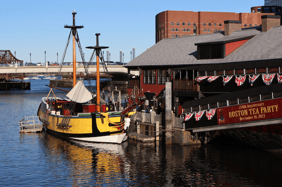 Le musée Tea Party de Boston ouvre ses portes en 1973. En 2001, la foudre frappe et détruit le musée. Crédit : Wally Gobetz. CC BY-NC-ND 2.0.