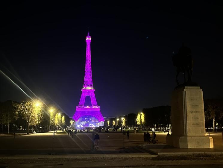 Tour Eiffel rose le soir à Paris