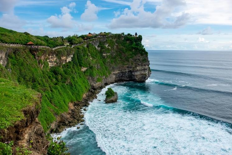 temple uluwatu à bali sur la falaise face à la mer agitée