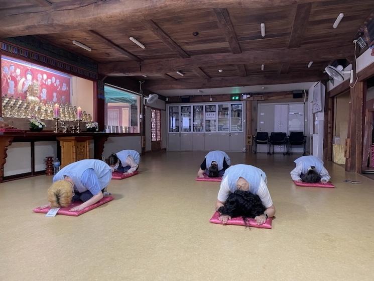 Méditation dans un temple en Corée du Sud