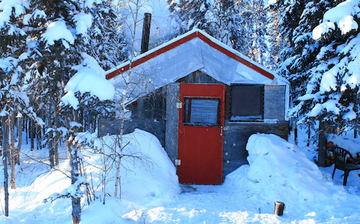 Une tente recouverte de neige au Canada