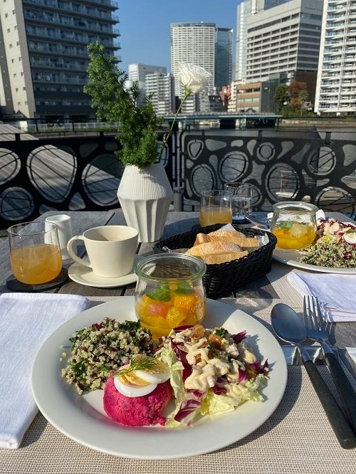 petit déjeuner sur la terrasse du Petals 3