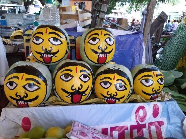 des thirusti bommai faits sur des citrouilles