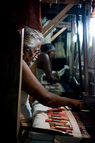 un artisan sur son métier à tisser à Bénarès