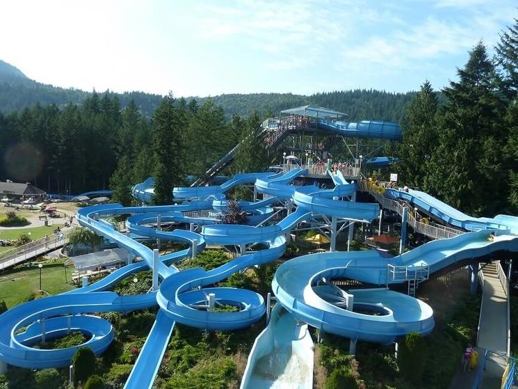 tobogan d'un parc aquatique