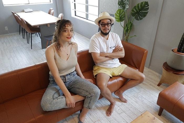 Maeva et shimpei dans le salon de leur Sunny House, une share house près de Tokyo