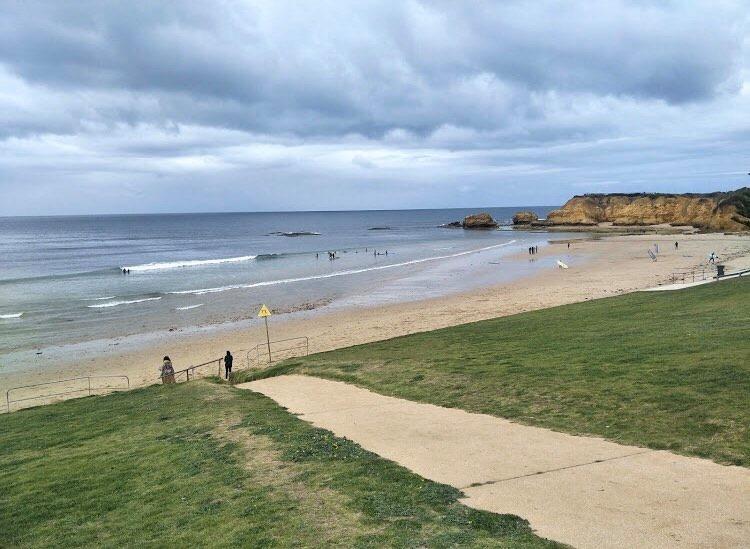 La plage de Torquay située à l'ouest du village 