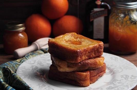 trois morceaux de pain sur une assiette et des oeufs derriere