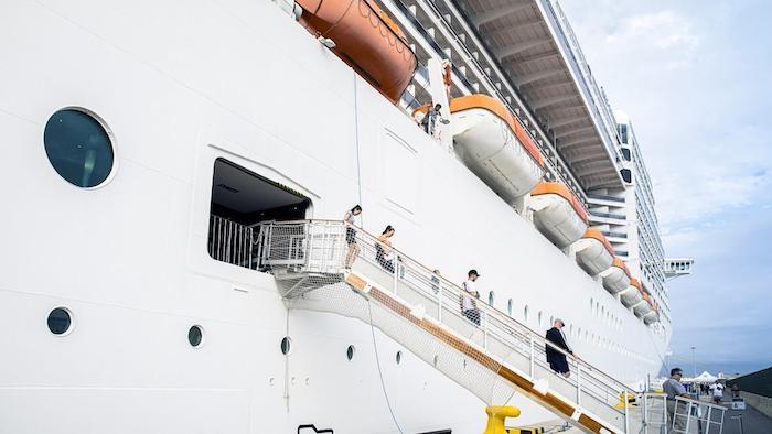 un ferry rempli de touristes dans un port de la Communauté valencienne