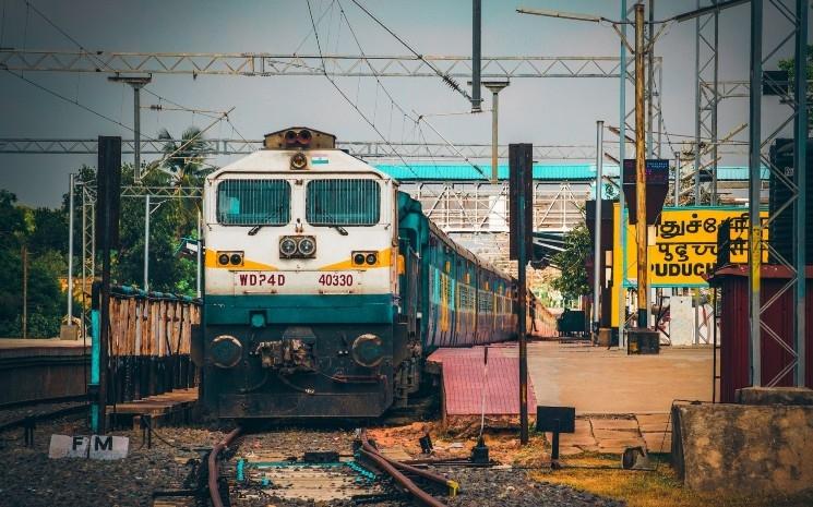 Un train en gare de Puducherry en Inde