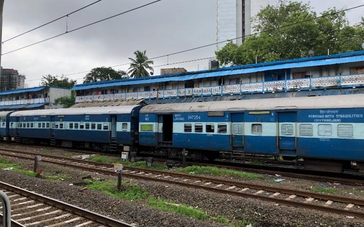 Un train en stationnement sur une voie de service à Mumbai