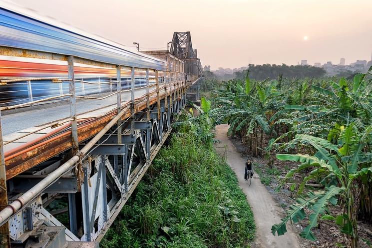 un train qui traverse le Vietnam