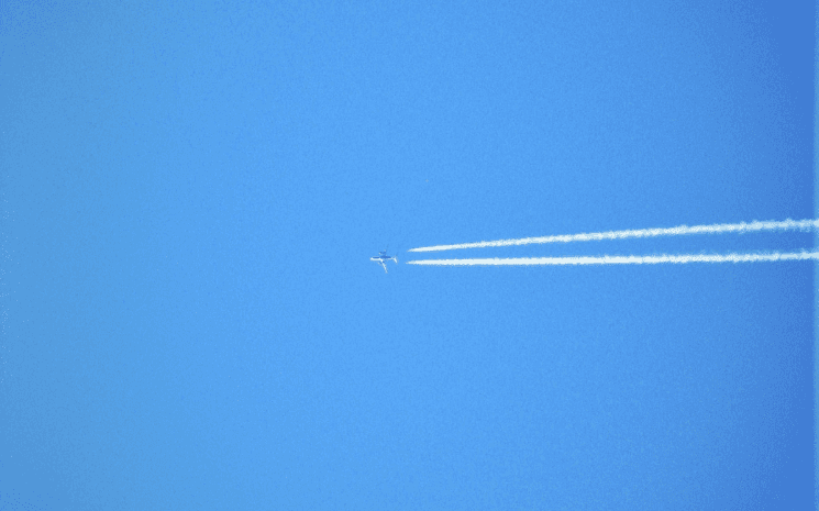 trainée de condensation avion dans le ciel 