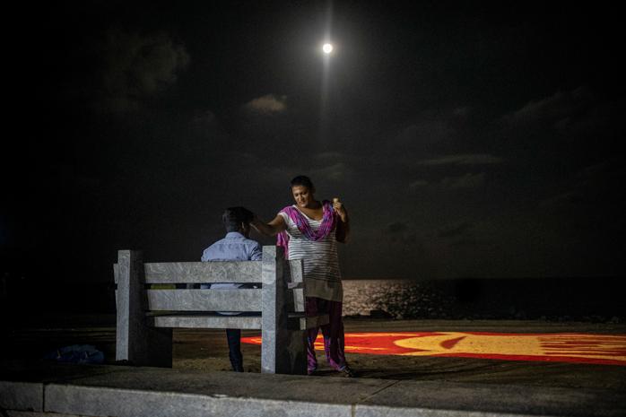 Savitha, transgenre, bénit un homme sur la plage de Pondichéry