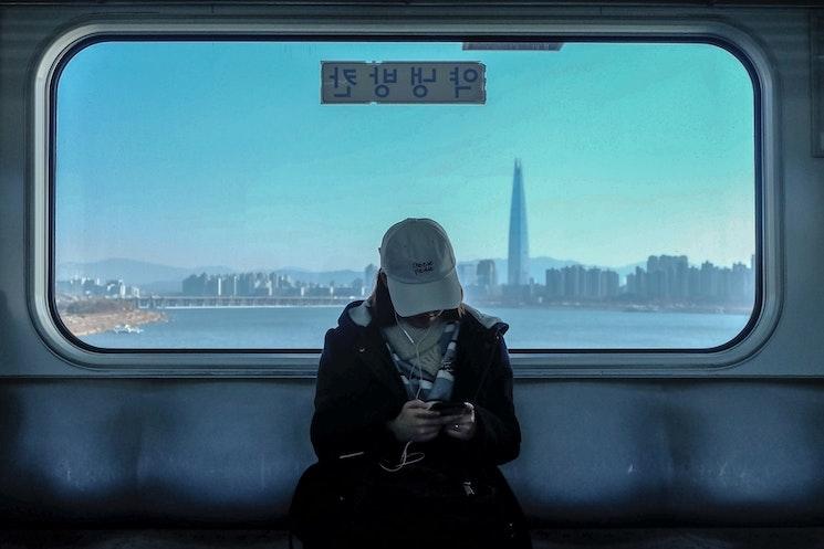 Une femme dans le métro en Corée du Sud