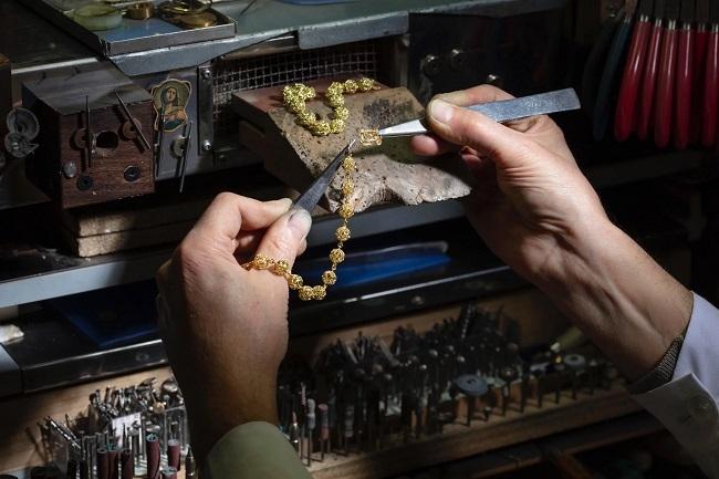 fabrication artisanal d'un collier de joallier dolce gabbana