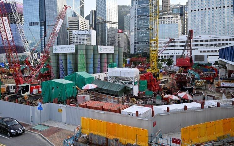 travaux en cours passerelle central quai star ferry pier