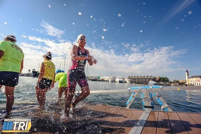 un athèle de Triathlon en train de courir à Valencia