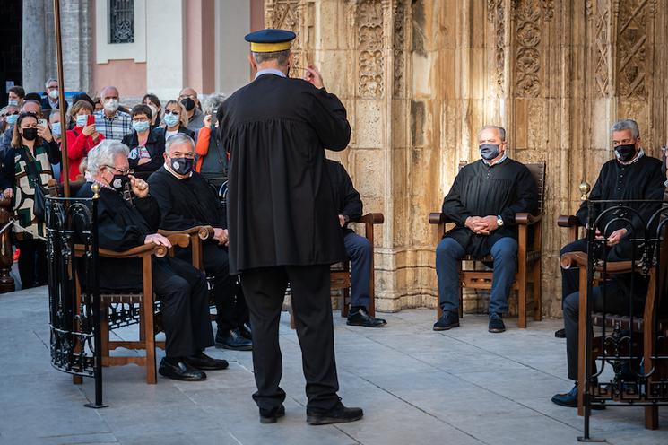 un juge en train de parler dans un tribunal