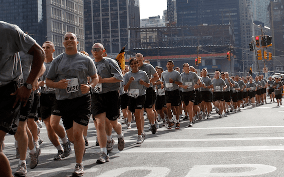 Plus de 1.100 cadets, membres du personnel et enseignants de West Point se sont portés volontaires pour la 9e édition annuelle de la course Tunnel to Towers Run, qui s'est déroulée le 26 septembre 2010 dans le sud de Manhattan. Crédit : Tommy Gilligan via Flickr. CC BY 2.0.