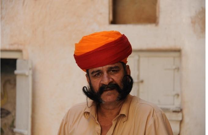 Un turban en forme de calot au Rajasthan