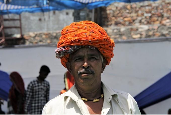 Un Rajasthani et son turban orange