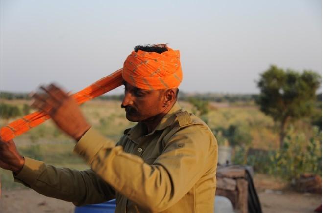 Un homme nouant son turban