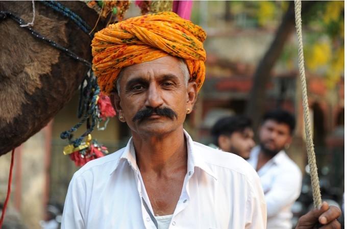 Un turban safran sur un homme de Jodhpur