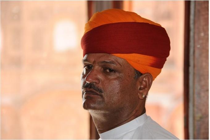 Un turban bicolore dans le Rajasthan