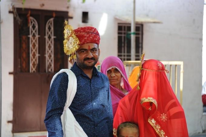 Un marié en turban et sa nouvelle épouse voilée à Jodhpur