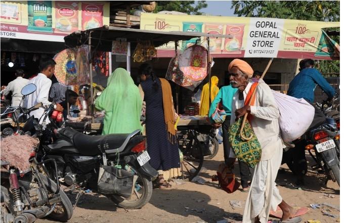 Un homme âgé en turban dans une rue de Jodhpur