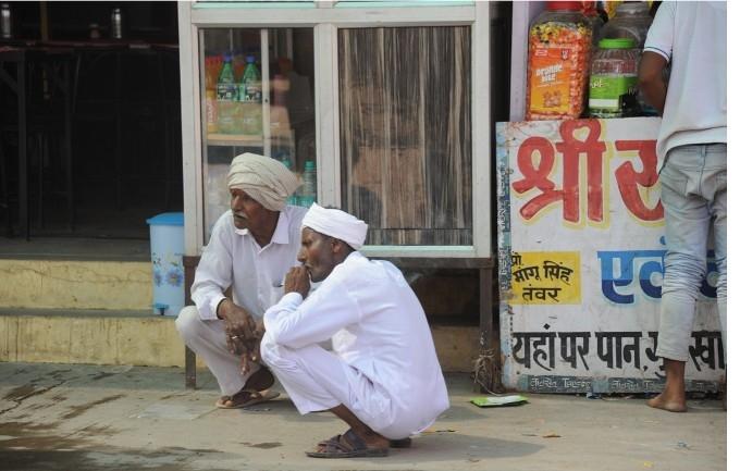 Deux hommes en turban dans la rue à Jodhpur