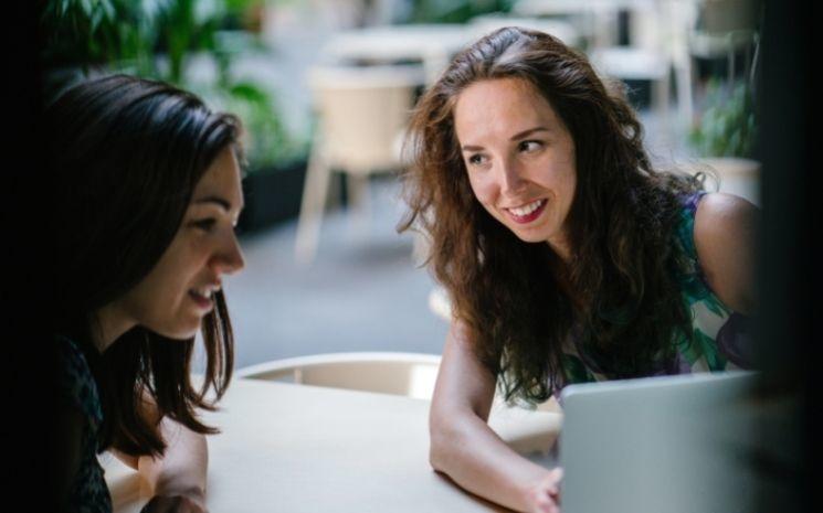 Des collègues qui discutent dans leur entreprise