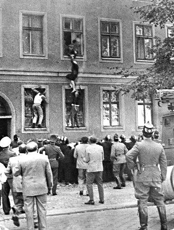 vieille dame escaladant la fenêtre de son appartement