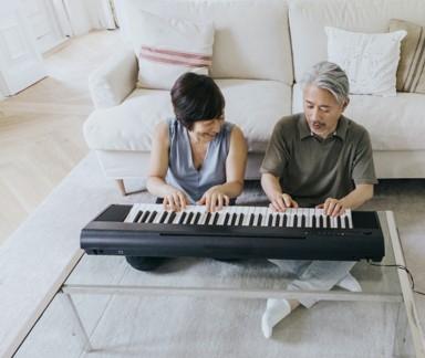 un couple joue de la musique ensemble 