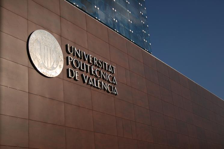 une façade avec l'inscription Universitat Politècnica de Valencia