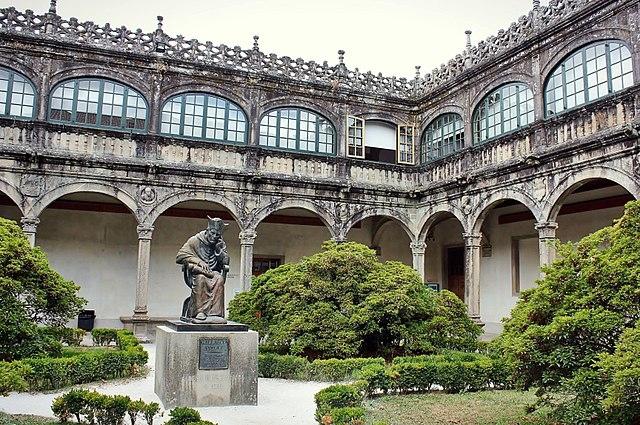 un patio avec une statue dans la universidad de santiago de compostela