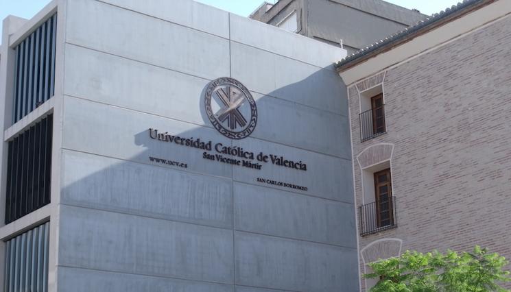 Un bâtiment gris avec l'inscription Universidad Católica de Valencia