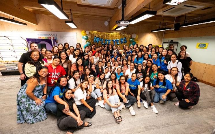 Des femmes regroupées pour une photo de groupe.